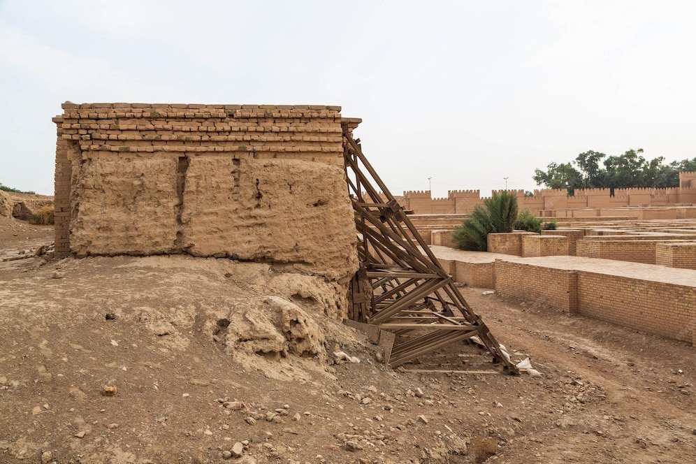 ruinas-do-palacio-na-babilonia-grandes-muralhas-na-babilonia-iraque-portao-de-ishtar-e-jardins-suspensos_766101-819
